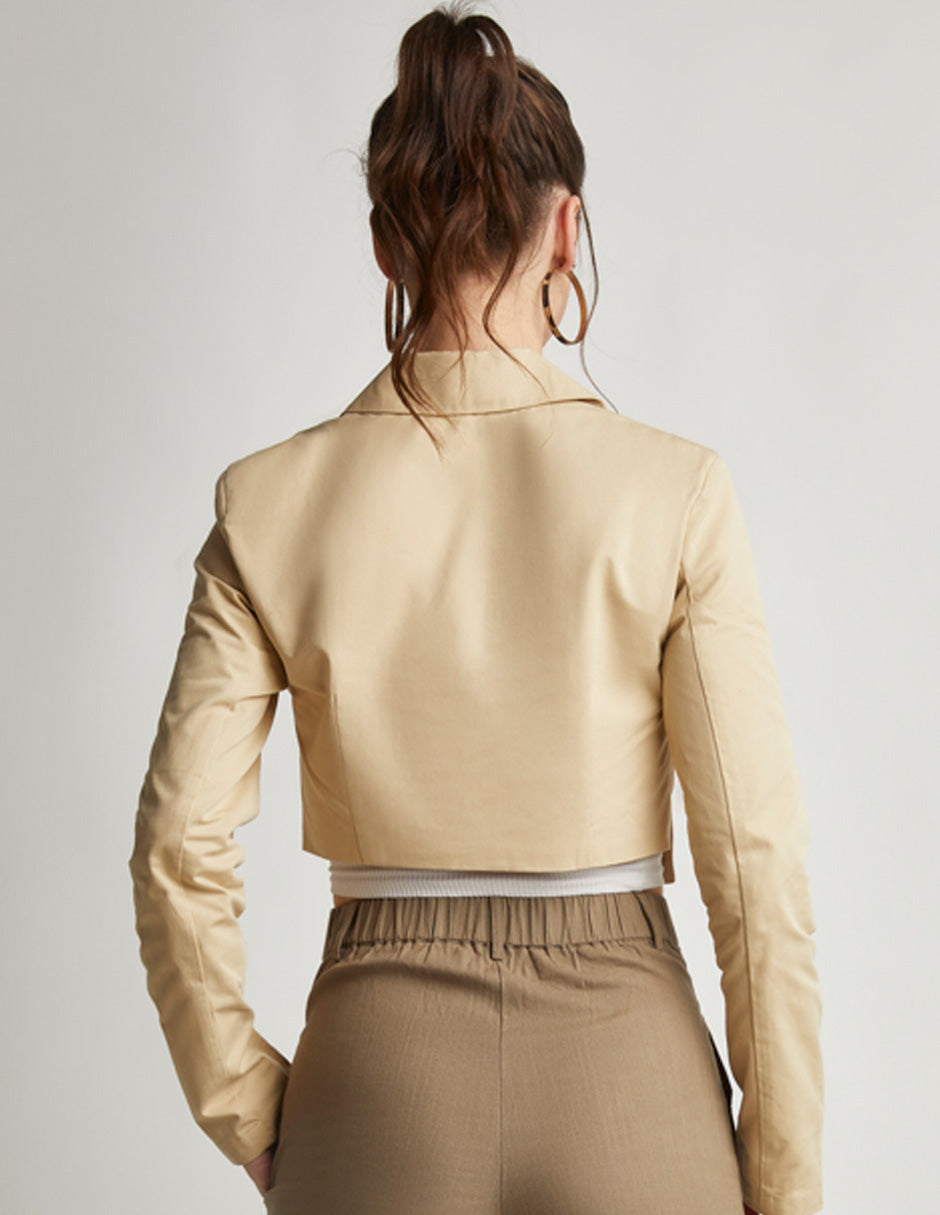 Saco Corto Sastreado Color Beige con Largo a la Cintura, Formal y Versátil con Botón Habilitado