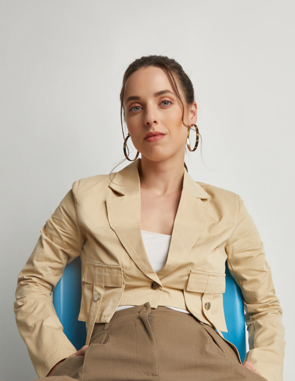 Saco Corto Sastreado Color Beige con Largo a la Cintura, Formal y Versátil con Botón Habilitado