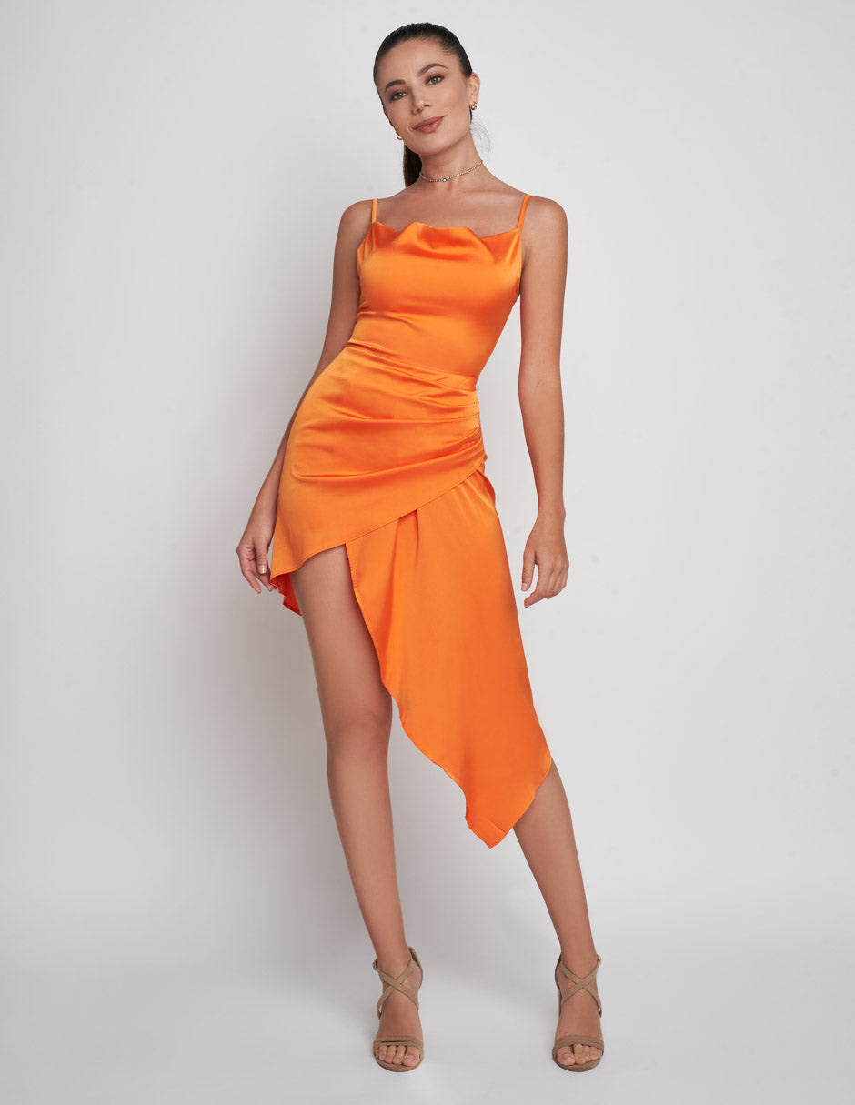 Vestido corto para mujer en tela satinada en color naranja con una falda asimétrica