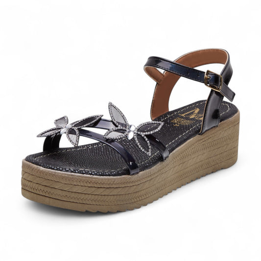 Sandalias de plataforma de 5 cm para mujer en charol brillante con tiras cruzadas, diseño abierto de punta y talón, mariposas decorativas en 3D color negro dv2925