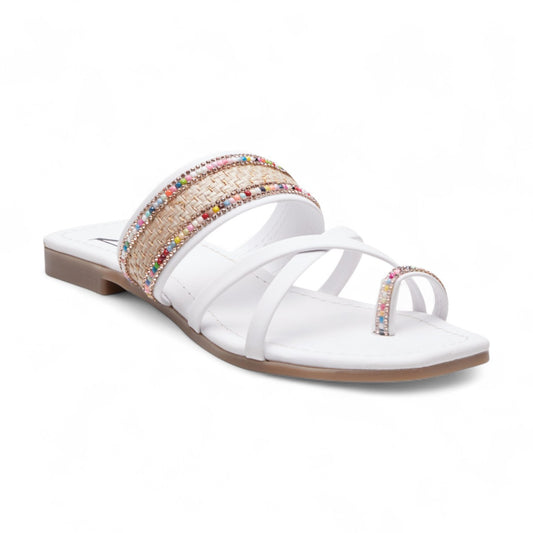 Sandalias planas bohemias para mujer en material sintético tipo piel con tiras cruzadas, chaquiras de colores decorativas y detalle en textil tipo yute color blanco dv2925
