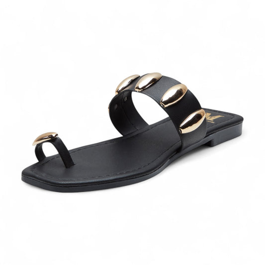 Sandalias planas para mujer de metedera en material tipo piel con estoperoles metálicos decorativos color negro dv2925