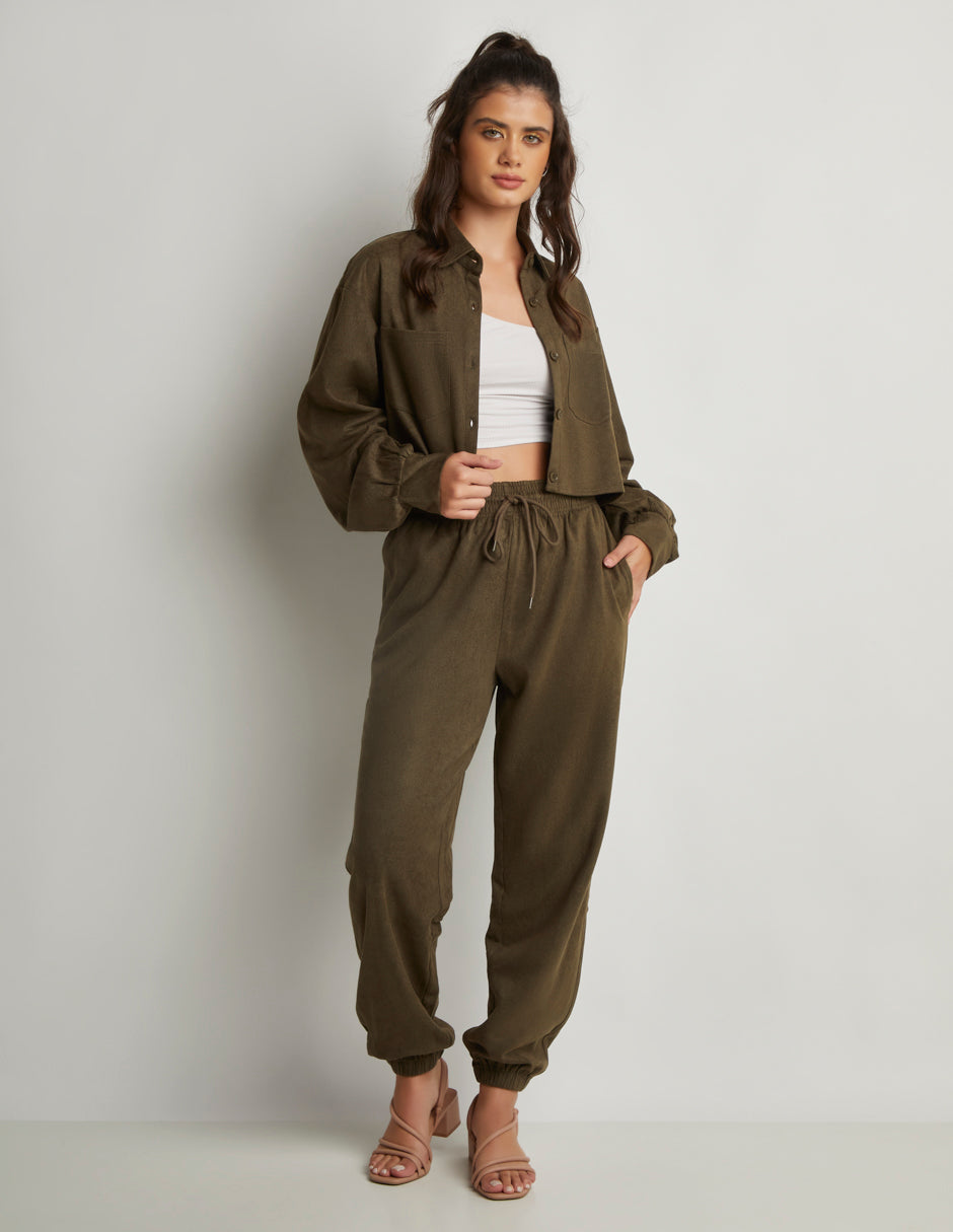 Conjunto en Tela Aterciopelada: Camisa Corta con Manga Larga y Botones Habilitados, Pantalón Jogger con Elástico Color Verde