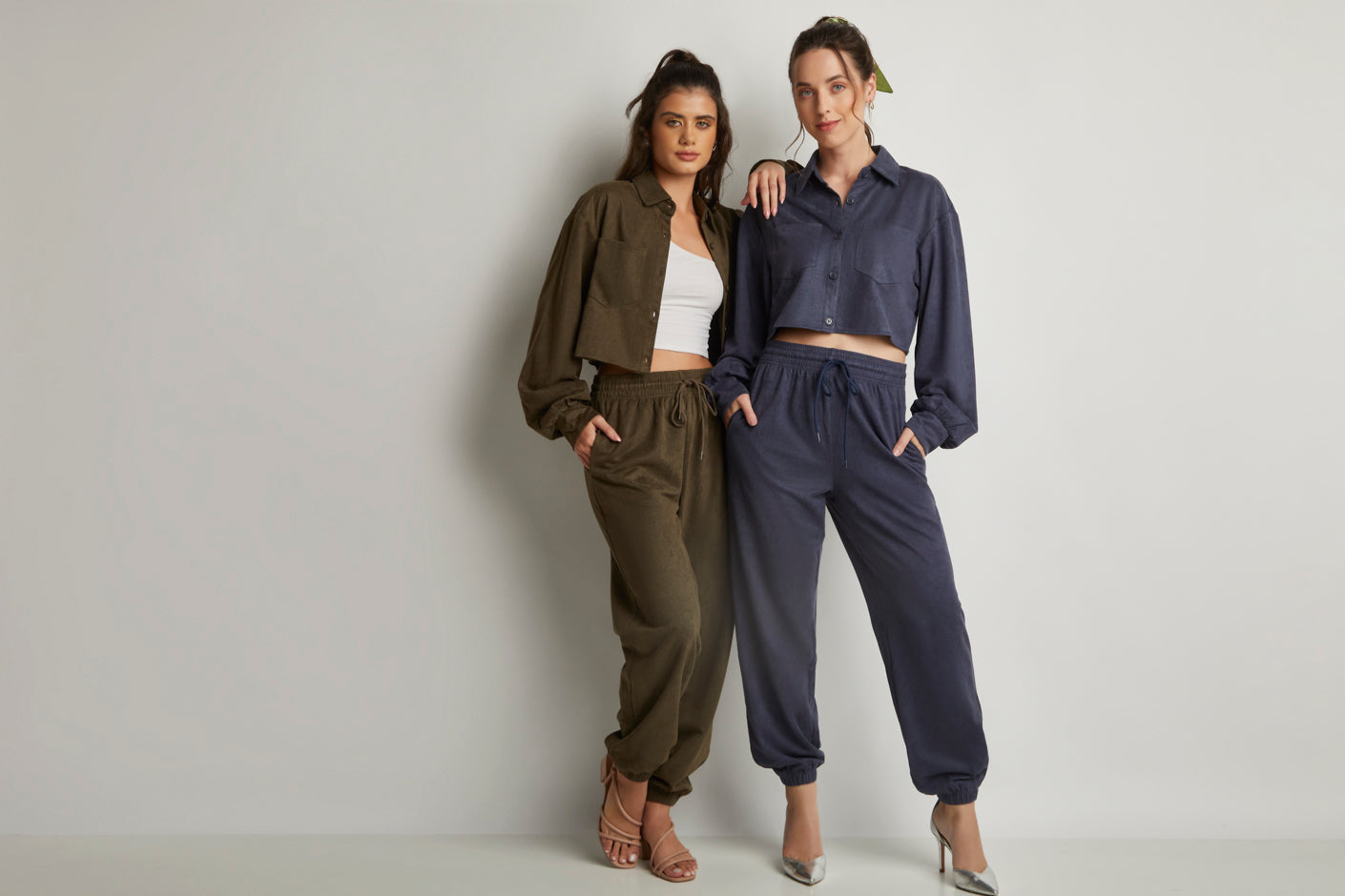Conjunto en Tela Aterciopelada: Camisa Corta con Manga Larga y Botones Habilitados, Pantalón Jogger con Elástico Color Verde