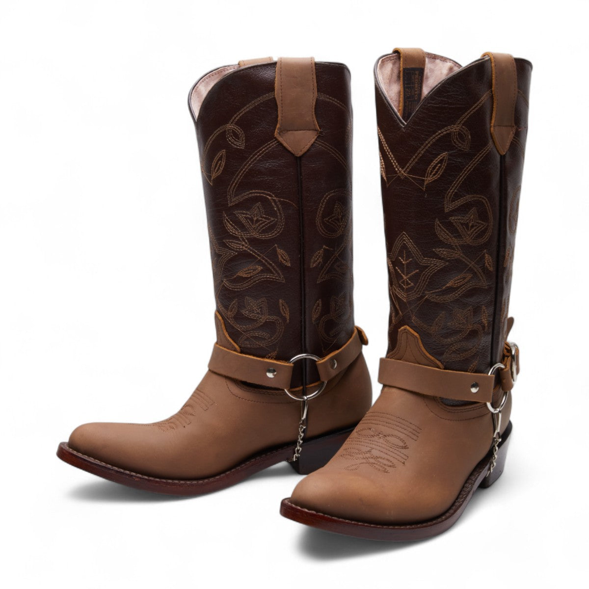 Botas vaqueras para dama en piel dos tonos de café con bordado decorativo, cadena plateada, punta en pico y tacón grueso de 4 cm dv2925