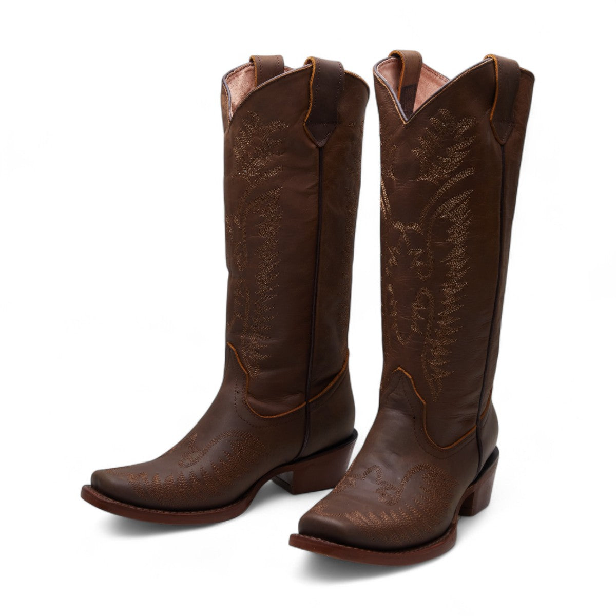 Botas vaqueras para dama 100% piel color café con bordado monocromático, punta cuadrada, altas con tacón grueso de 4 cm dv2925