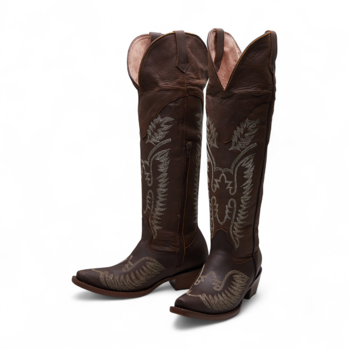 Botas vaqueras para dama 100% piel color café con bordado blanco, punta cuadrada, altas con tacón grueso 4 cm dv2925