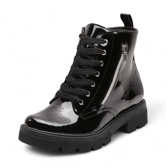 Botines casuales para dama en charol negro con agujetas funcionales, tacón grueso de 3 cm y cierre decorativo lateral dv2925