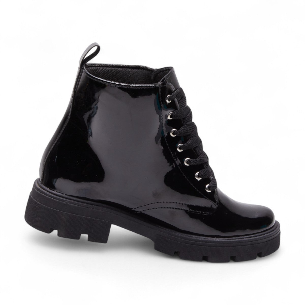 Botines casuales para dama en charol negro con agujetas funcionales, tacón grueso de 3 cm y cierre decorativo lateral dv2925
