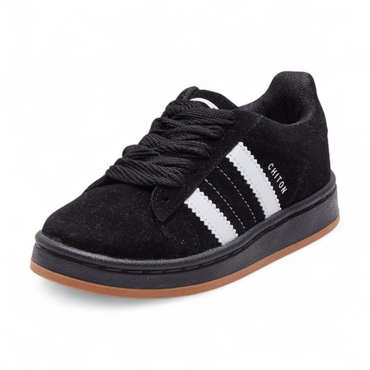 Tenis casuales para niño en material gamuza con agujetas y suela en contraste, diseño cómodo y moderno color negro dv2925