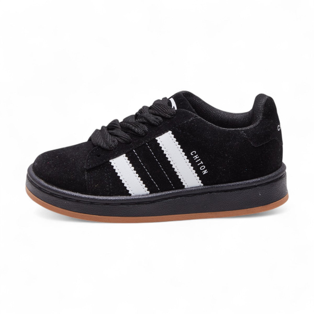 Tenis casuales para niño en material gamuza con agujetas y suela en contraste, diseño cómodo y moderno color negro dv2925