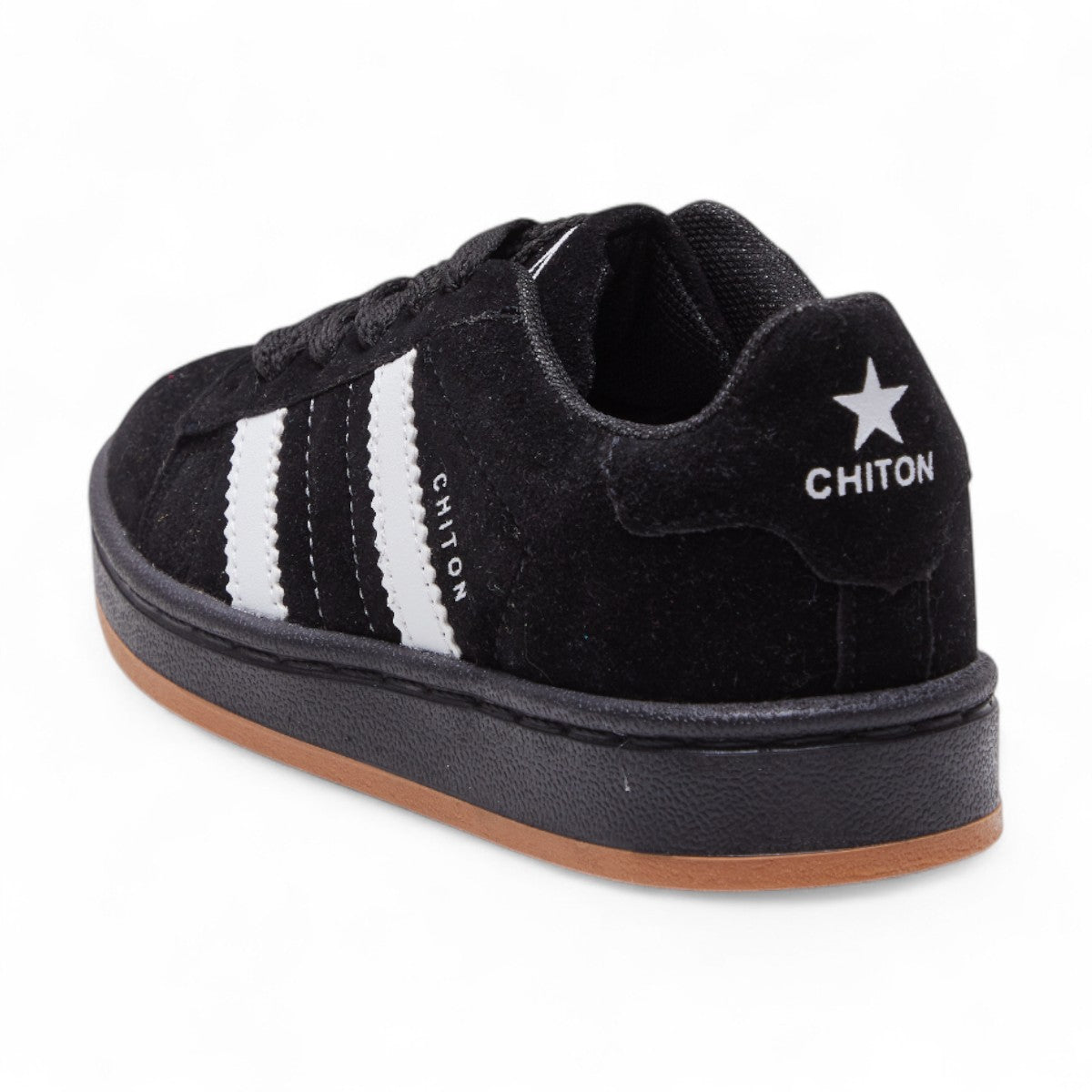 Tenis casuales para niño en material gamuza con agujetas y suela en contraste, diseño cómodo y moderno color negro dv2925