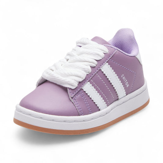 Tenis casuales para niño en material gamuza con agujetas y suela en contraste, diseño cómodo y moderno color lila dv2925