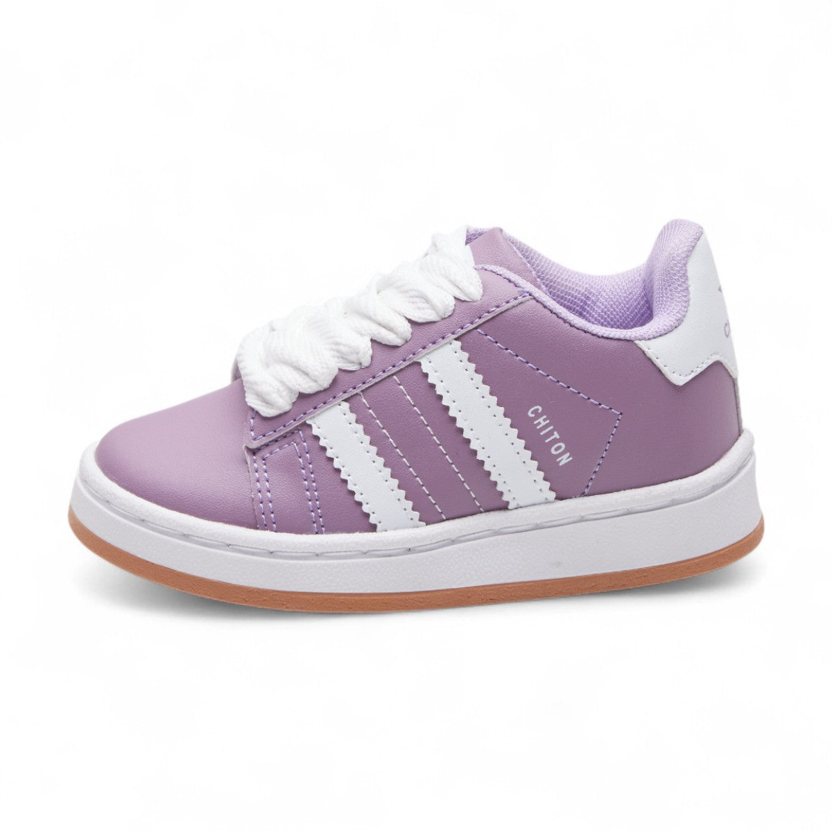 Tenis casuales para niño en material gamuza con agujetas y suela en contraste, diseño cómodo y moderno color lila dv2925