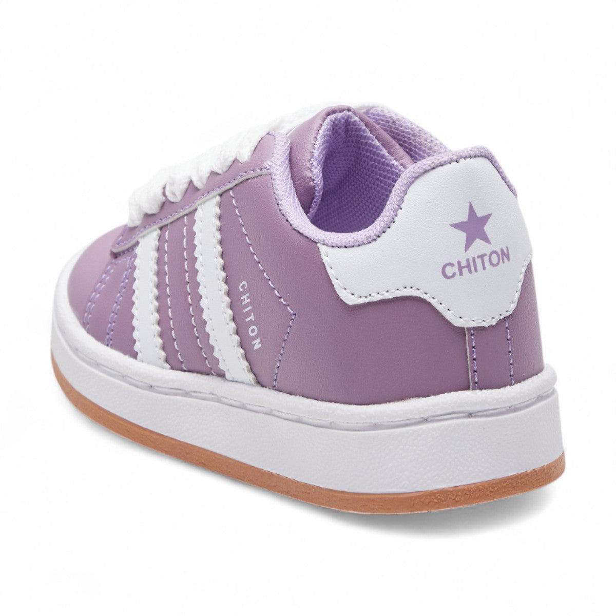 Tenis casuales para niño en material gamuza con agujetas y suela en contraste, diseño cómodo y moderno color lila dv2925