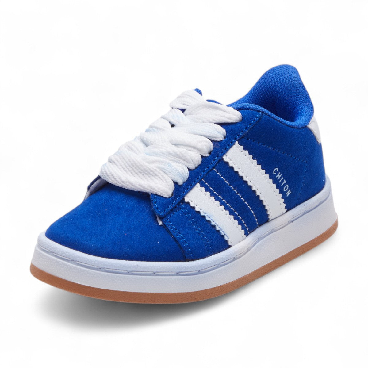 Tenis casuales para niño en material gamuza con agujetas y suela en contraste, diseño cómodo y moderno color azul dv2925