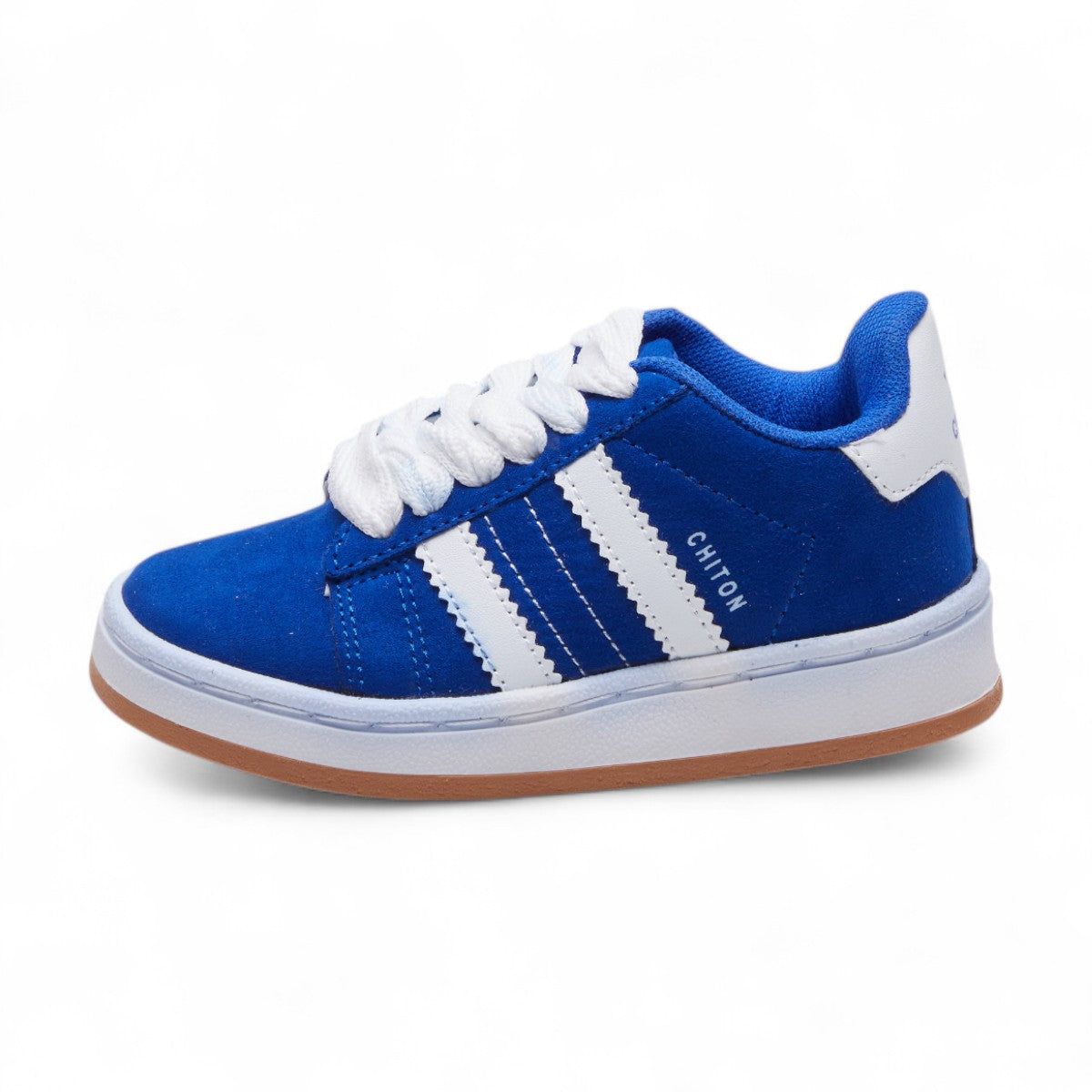 Tenis casuales para niño en material gamuza con agujetas y suela en contraste, diseño cómodo y moderno color azul dv2925