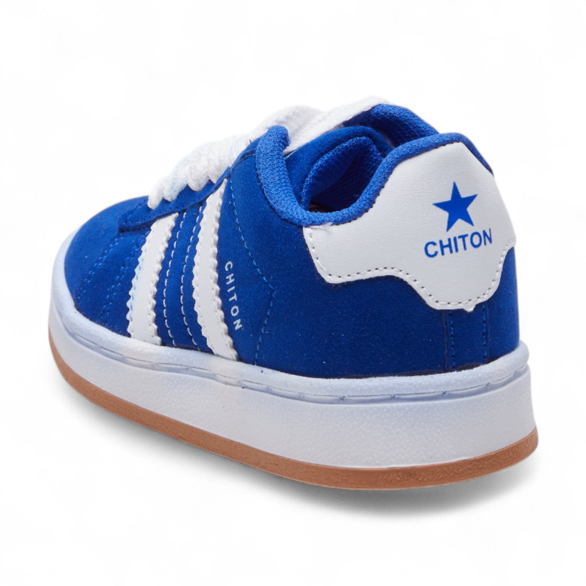 Tenis casuales para niño en material gamuza con agujetas y suela en contraste, diseño cómodo y moderno color azul dv2925