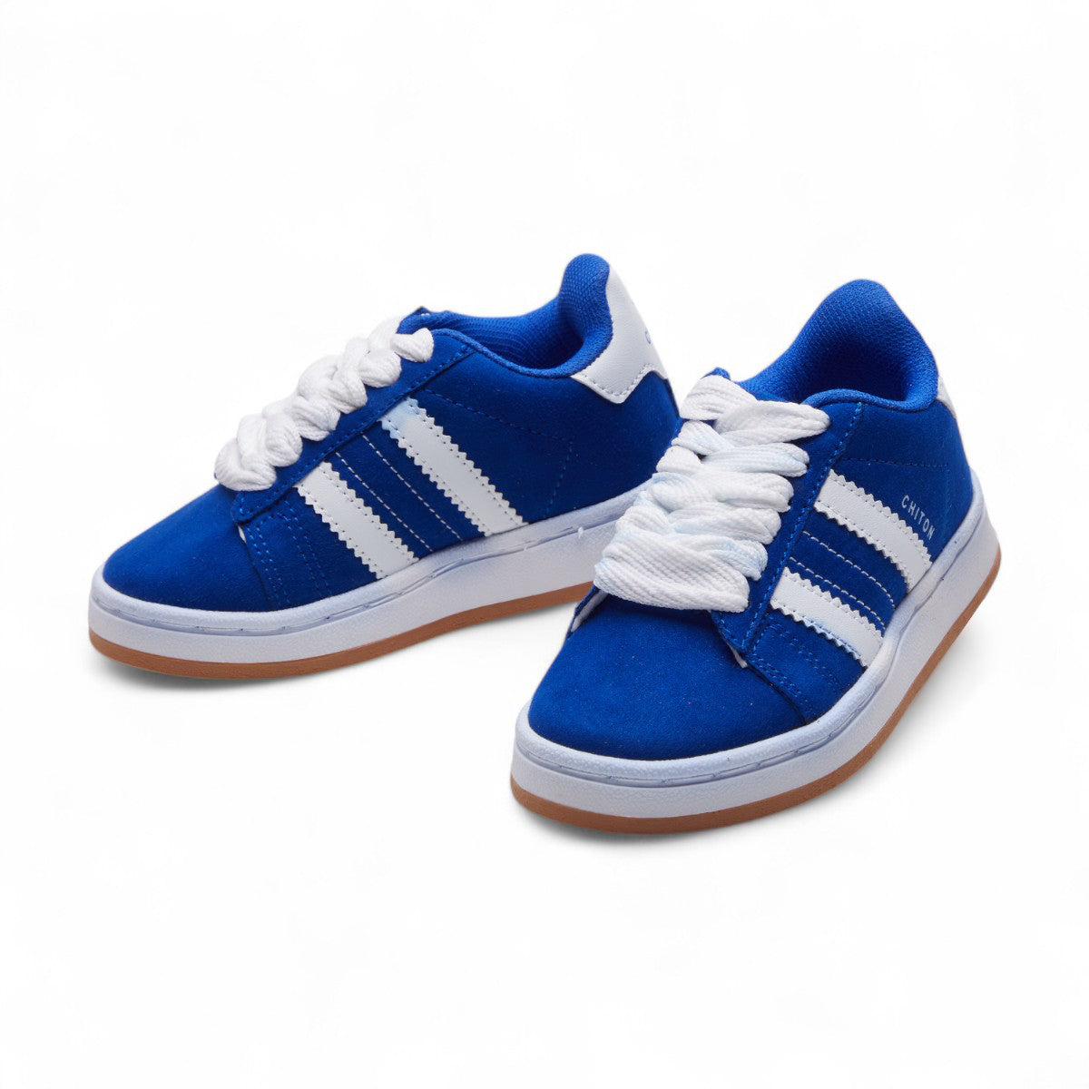 Tenis casuales para niño en material gamuza con agujetas y suela en contraste, diseño cómodo y moderno color azul dv2925