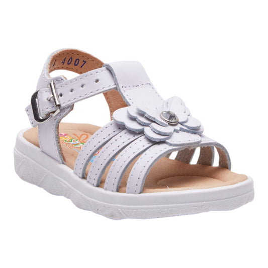 Sandalias para niña en material tipo piel color blanco con mariposa 3D decorativa, hebilla ajustable, soporte en tobillo, suela confort antiderrapante y diseño de tiras con punta abierta dv2925