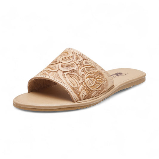 Sandalias planas para dama en piel color beige con diseño floral grabado, punta abierta y talón descubierto café dv2925