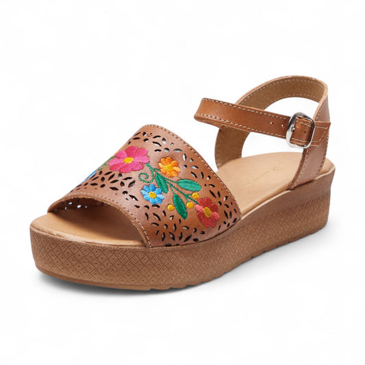 Sandalias de plataforma 5cm para dama en piel color café con bordado floral y cortes decorativos a láser dv2925