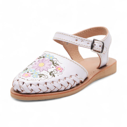 Sandalias planas de piel para niña color blanco con diseño trenzado lateral, bordado floral colorido y punta cerrada redondeada con correa ajustable dv2925