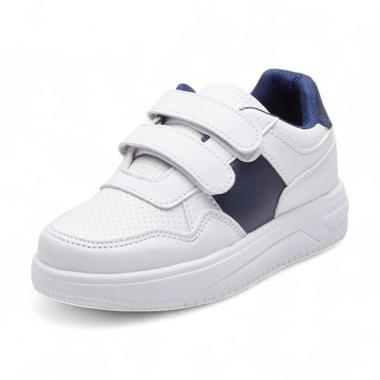 Tenis deportivos para niño color blanco con detalles azul marino en material tipo piel, punta redonda, tiras de ajuste y suela confort transpirable dv2925