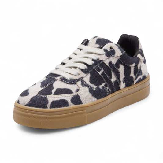 Tenis casuales para dama con estampado animal print de vaca, agujetas funcionales, punta redonda y suela confort dv2925