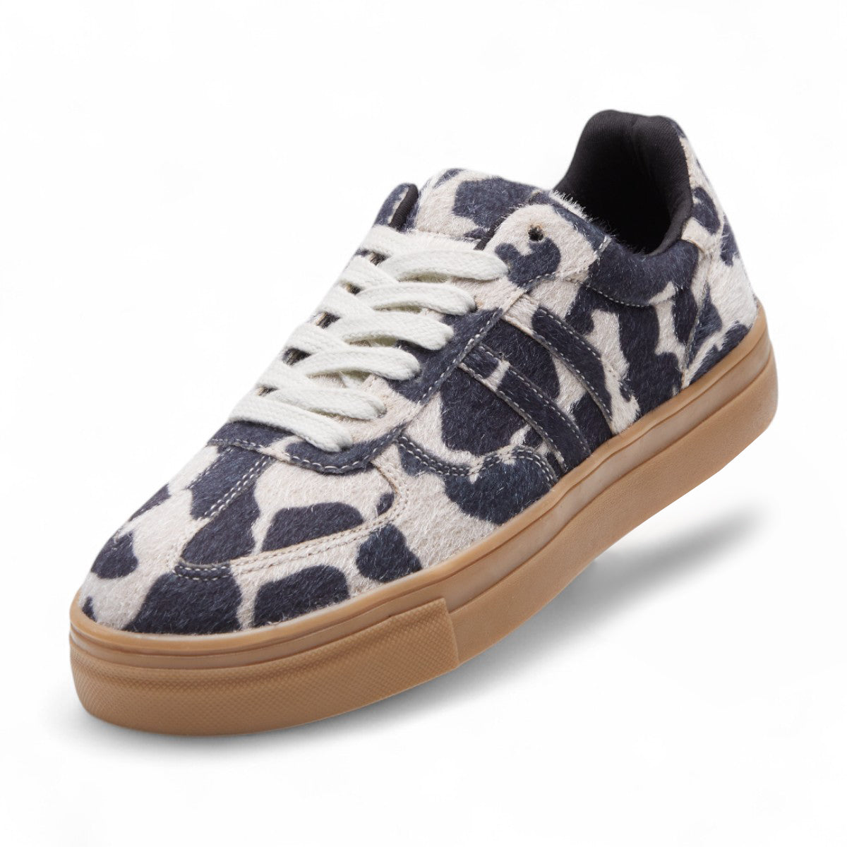 Tenis casuales para dama con estampado animal print de vaca, agujetas funcionales, punta redonda y suela confort dv2925