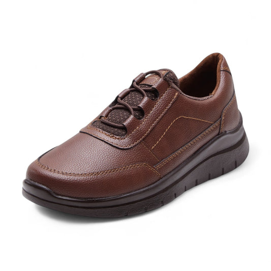 Tenis formales para dama en color café material tipo piel con punta redonda, agujetas, cortes decorativos y suela confort negra dv2925