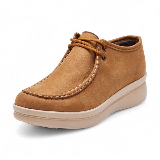 Botines casuales para dama en material tipo piel con textura aterciopelada, punta redonda, costuras decorativas, agujetas funcionales y suela confort color café dv2925