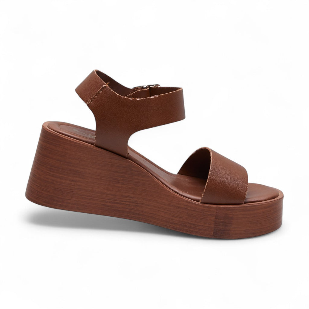 Sandalia de plataforma café modelo 656414