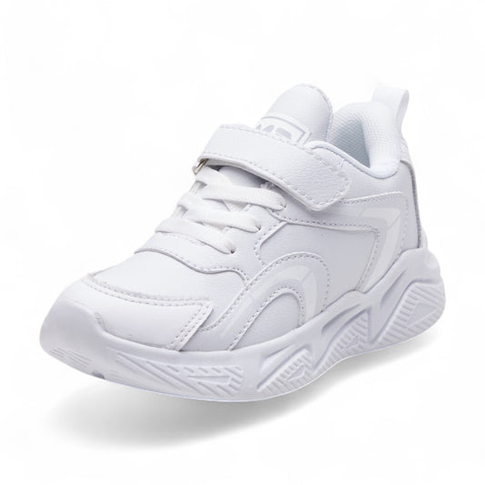 Tenis deportivos para niño en color blanco con cortes decorativos, suela antiderrapante, agujetas y tira de ajuste funcionales en material tipo piel color blanco dv2925