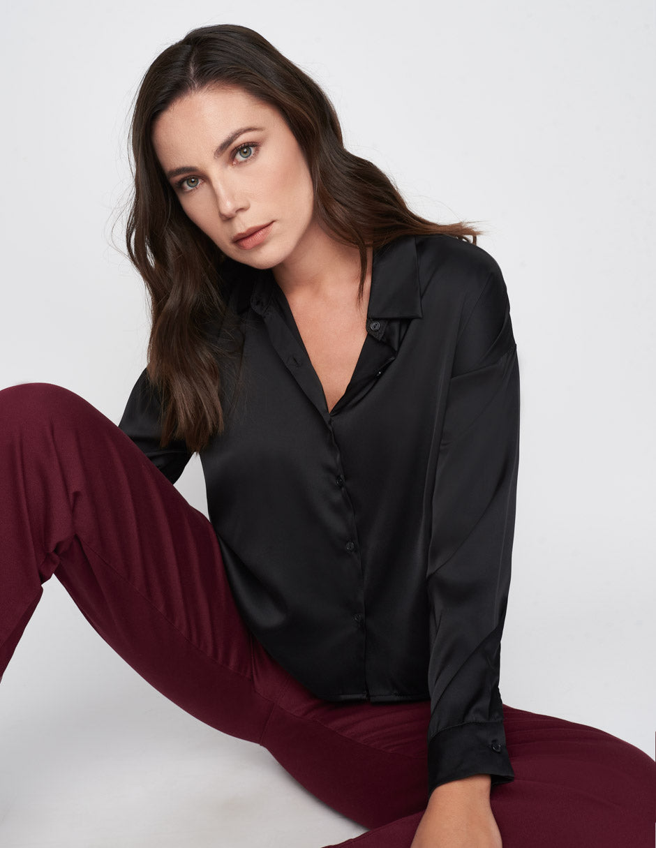 Camisa para mujer de tela satinada ligera largo a la cadera